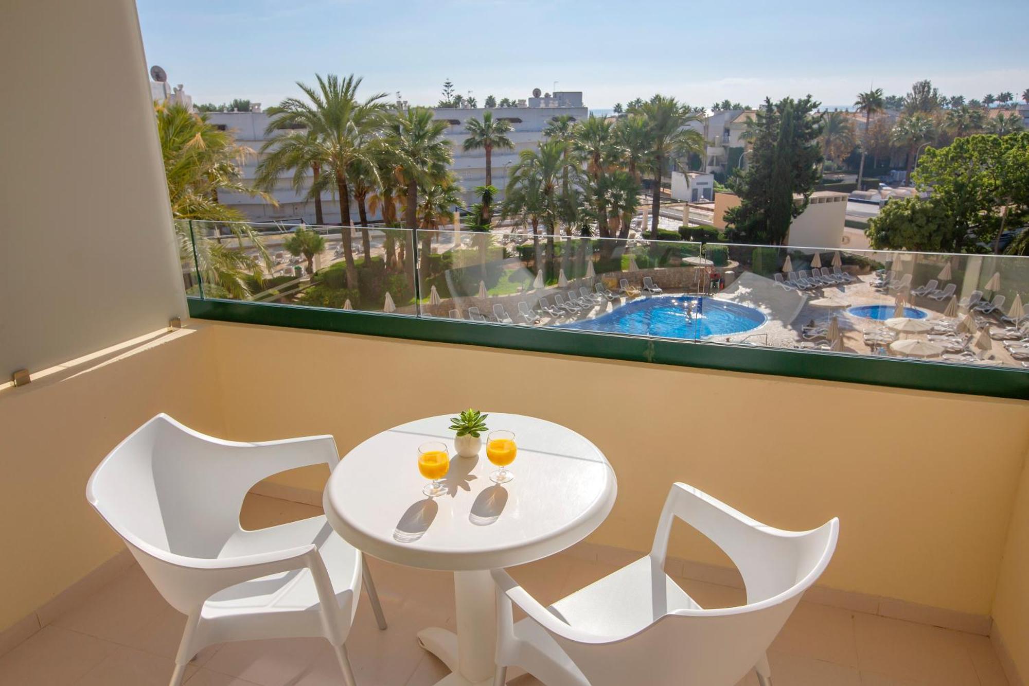 Chambre Double avec Balcon - Vue sur Piscine
